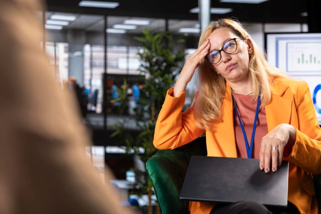 Directrice désemparée face à une réclamation client.